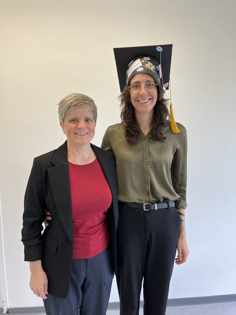 Tatjana Scheffler & Hannah Seemann, looking very happy. Hannah is wearing a PhD cap