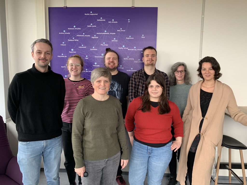 Teile der Arbeitsgruppe Digitale Forensische Linguistik. Die Gruppe von Menschen schaut lächelnd in die Kamera.